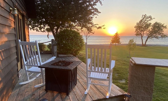 Sturgeon Bay Cabin | Hansen Shores on Sunset Point - 300 Ft Shoreline - Full Kitchen/sleeps 9