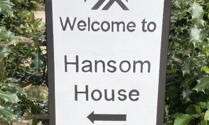 Hinckley Apartment | Hansom House beautiful furnished deluxe king size accommodation