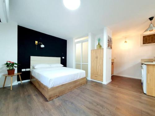 Haifa Apartment | Hantke28 Budget Apartment