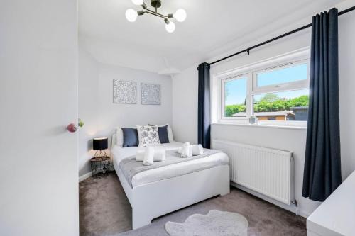 Elthorne Apartment | Hanwell 2 bedroom Maisonette by 360Stays