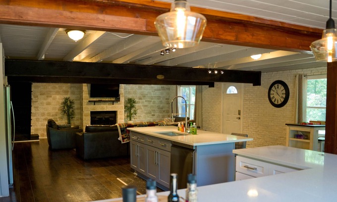 Streetman House | Happy Acres Lakehouse on 30+ Acres!