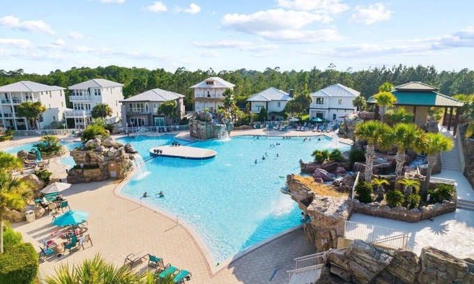 Gulfview Heights House | "Happy For Shore" HUGE Pool! 6-Person Golf Cart!