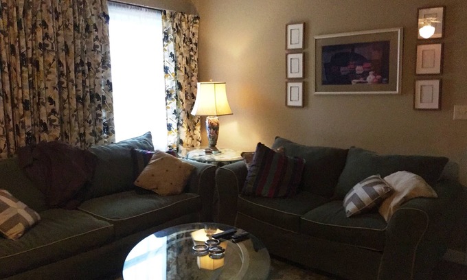 Lynn House | Happy Home Guest Suite- 12 minutes to TIEC and other equestrian venues