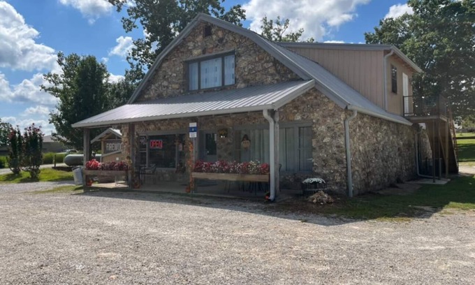 Hartshorn House | Happy Pappys - Store Cabin