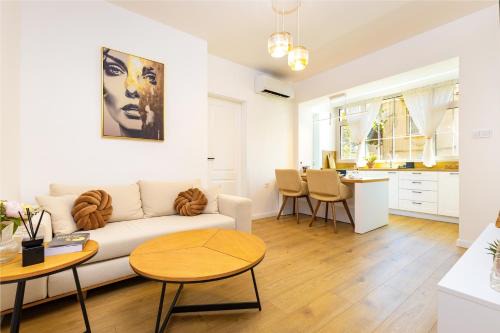 Plovdiv Center Apartment | Happy People Plovdiv 1-BD Apartment - White by Flat Mаnager
