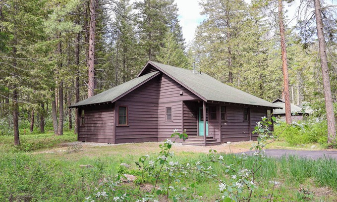 Mazama Cabin | Happy Pines 2BR Cabin w/King & Twin Beds