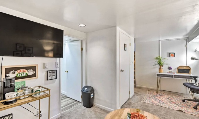 Loyal Heights Condo | Happy Place Condo in Ballard, 1 mi Golden Gardens - 2 bdrm, kitchen & living rm