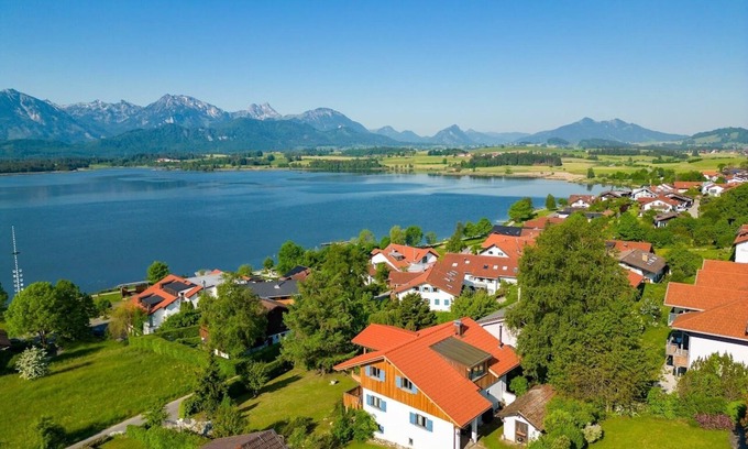 Hopfen am See Apartment | Happy Place - Modern penthouse with the best view of Lake Hopfensee & the mountains