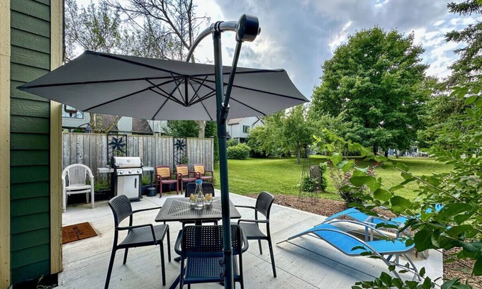 Collingwood House | Happy Valley Spacious Family Townhome.Dog Friendly.Minutes to Blue Mountain