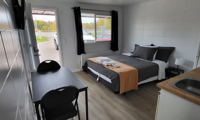 Severn Hotel | Happyland Inn