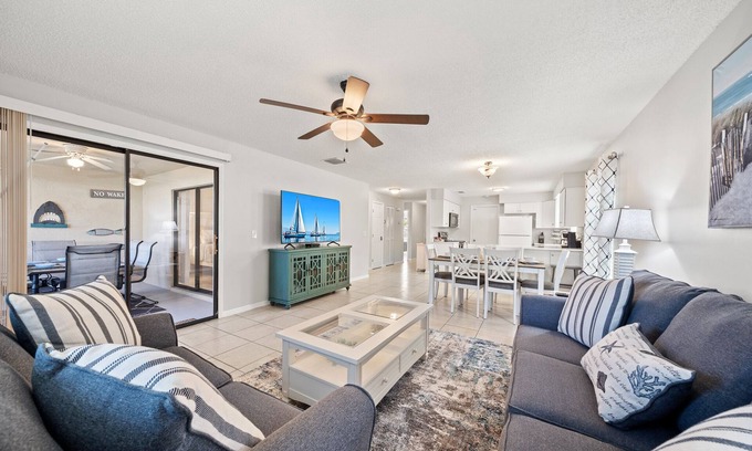 Tropic House | Harbor City Hideaway~ Beaches~ Art District ~Air Hockey~Family Friendly