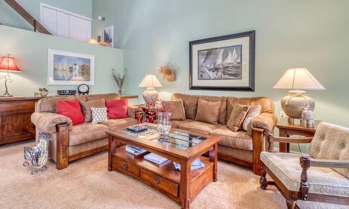 Forest Beach Condo | Harbor Cove condo w/ fireplace, shared pool, and back deck - private beach!