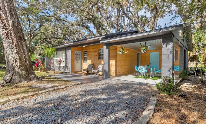 Harbor Oaks House | Harbor Oaks A Highly Sought After Waterside Community.