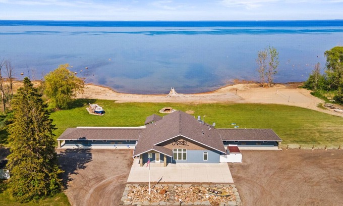 Harbor Beach House | HarborBeach Haven & Event Lodge! 300' of Lakefront
