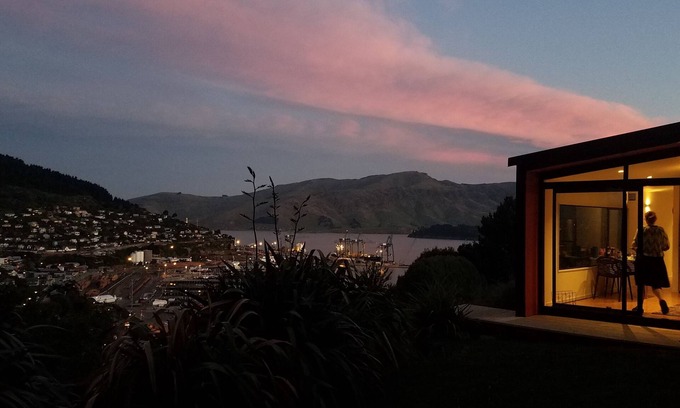 Lyttelton House | Harbour Escape - tiny home in Lyttelton with Port Views