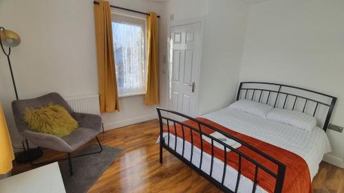Wymington House | Harbour House - Entire Detached 4BR, Ensuite & Bath, Wi-Fi, Smart TV, Self Catering - Serving Contractors, Tourists, Santa Pod & Silverstone!
