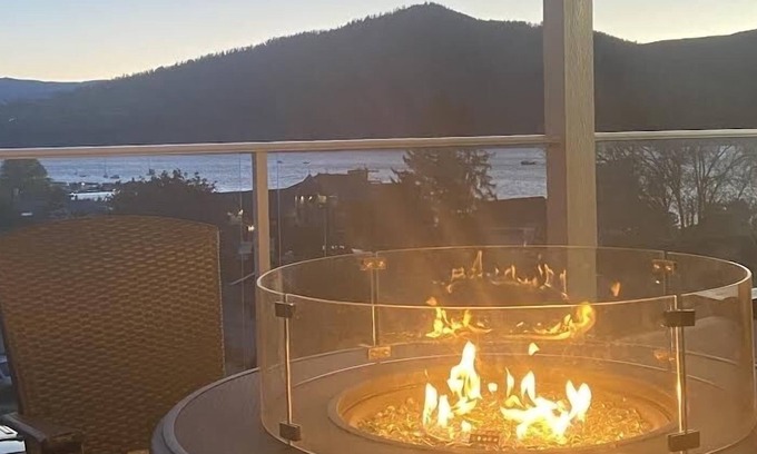 Vernon House | Harbour View Oasis: Hot tub, Firepit & Arcade Games!