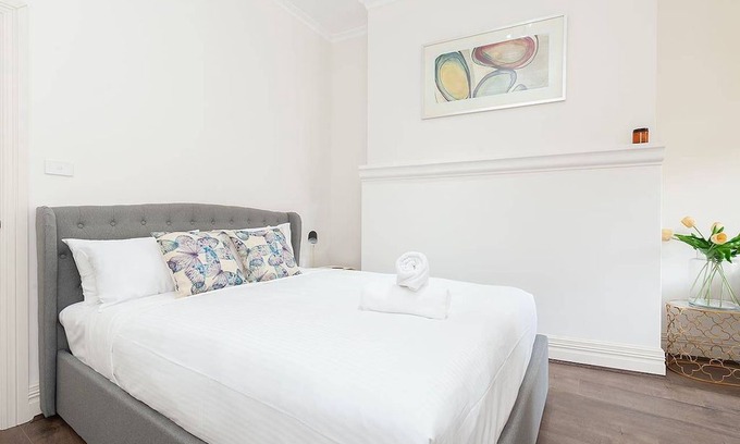 Millers Point Apartment | Harbour View on Windmill St, Apt. 8