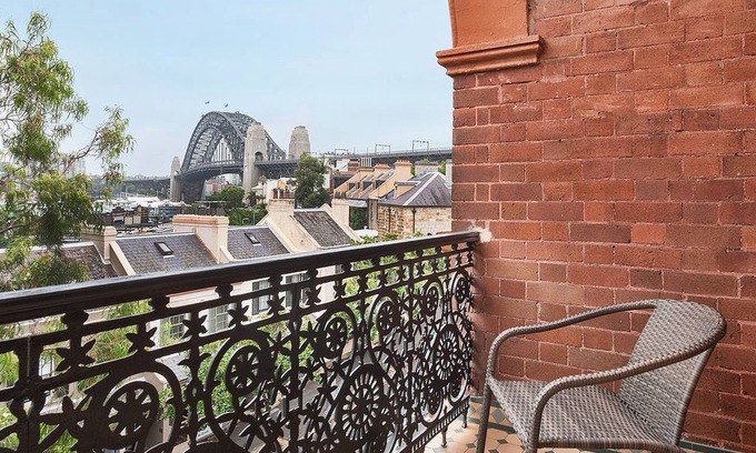Millers Point Apartment | Harbour View on Windmill St, Apt. 4