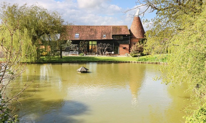 St Michaels Cottage | HARBOURNE OAST, family friendly, with open fire in St Michaels, Kent