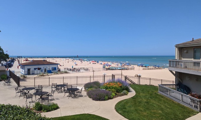 South Haven Condo | Harbours #4 - Lake front, pool, private beach