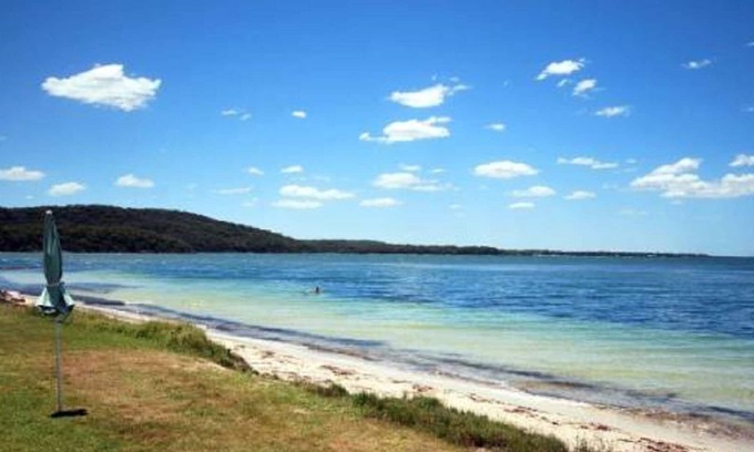 Soldiers Point Apartment | Harbourside, 5/3-7 Soldiers Point Road - ground floor waterfront unit
