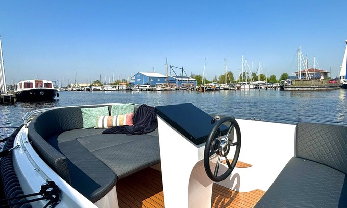 Woudsend House | Harboursuite 2 incl. motorboot by Interhome