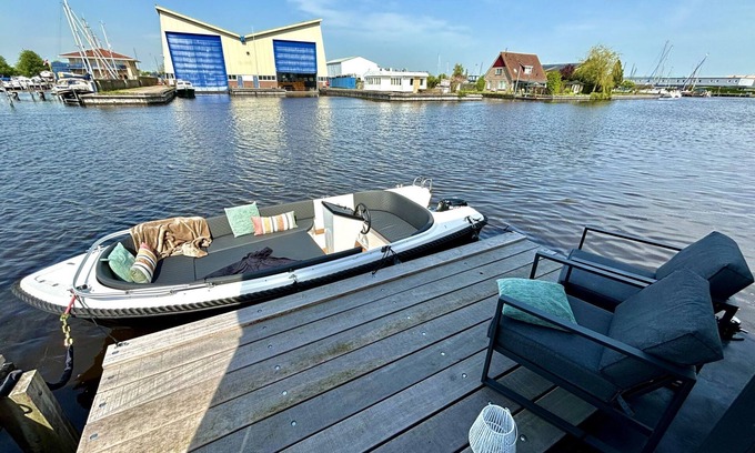 Woudsend House | Harboursuite Woudsend incl. motorboot by Interhome