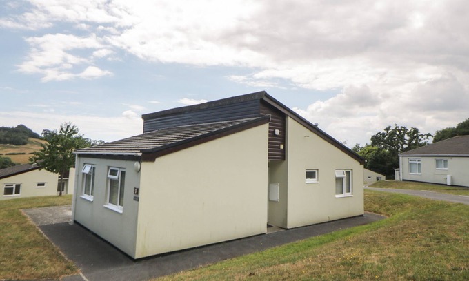 Heligan Cottage | HARCOMBE HOUSE BUNGALOW 9, pet friendly, with pool in Chudleigh