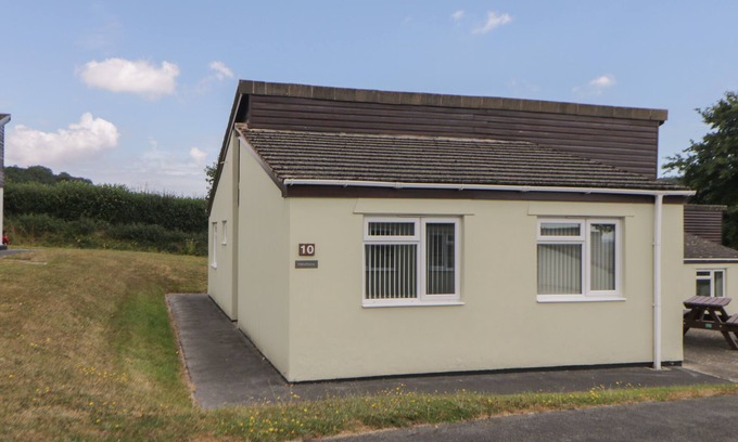 Heligan Cottage | HARCOMBE HOUSE BUNGALOW 10, family friendly, with pool in Chudleigh