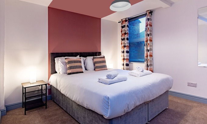 Newark Apartment | Harcourt 1A: 2BR Flat with Parking in Newark