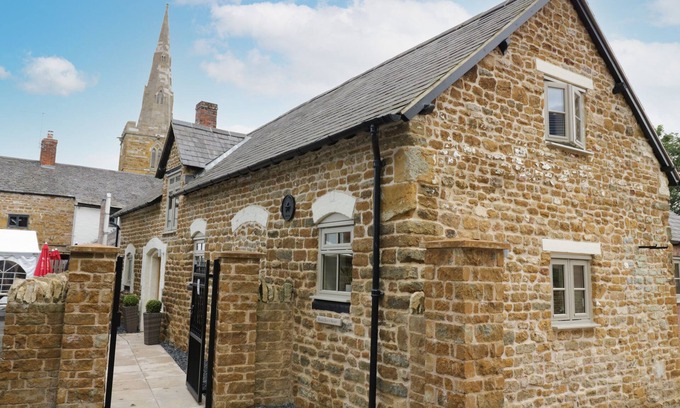 East Norton House | HARD DAY'S NIGHT, pet friendly, with a garden in Tilton On The Hill