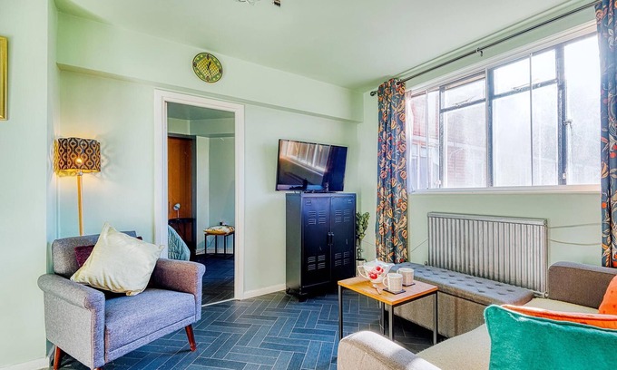 West Putney Apartment | Hardwood Home