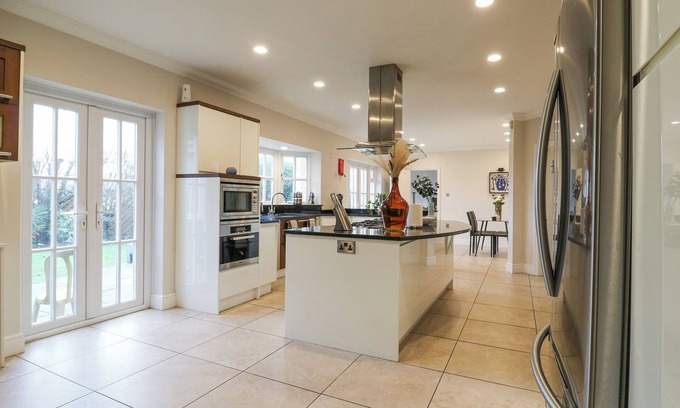 Canvey Island Cottage | HARDY'S WAY 34, pet friendly, with a garden in Canvey Island