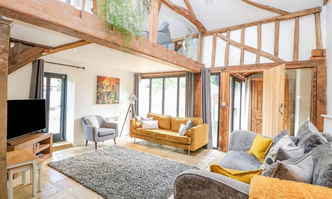 Carleton Rode Cottage | HARGATE FARM BARN, pet friendly, with hot tub in Old Buckenham