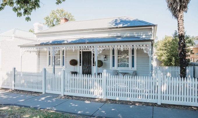Bendigo House | Hargreaves Cottage - close to CBD