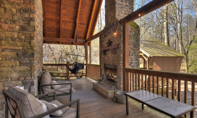 Ellijay Cabin | Harley's River Retreat - Pet-friendly & hot tub in Coosawattee!