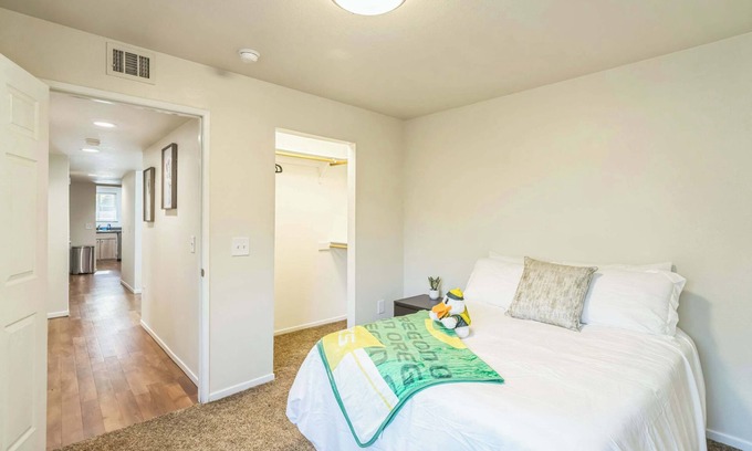 Harlow Apartment | Harlow Flat Near the Oregon Ducks