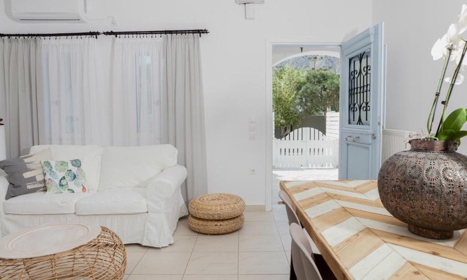 Kamari Apartment | Harmonia House