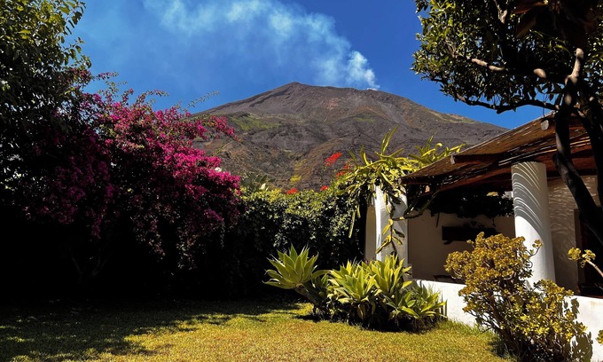 Piscita House | Harmonic House, garden, volcano, swimming pool, sea.