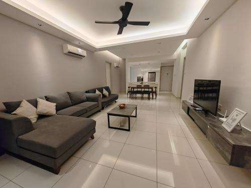 George Town Apartment | Harmony Haven with Bathtub - Jazz Suites by Ocean Luxe