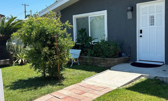 Southeast Anaheim Apartment | Harmony retreat~Near Disney~ConvtCenter~Beach&variety of entertainment optionsnn