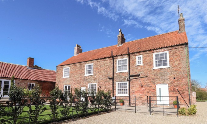 Driffield Cottage | HARPHAM MANOR HOUSE, pet friendly, with hot tub in Nafferton