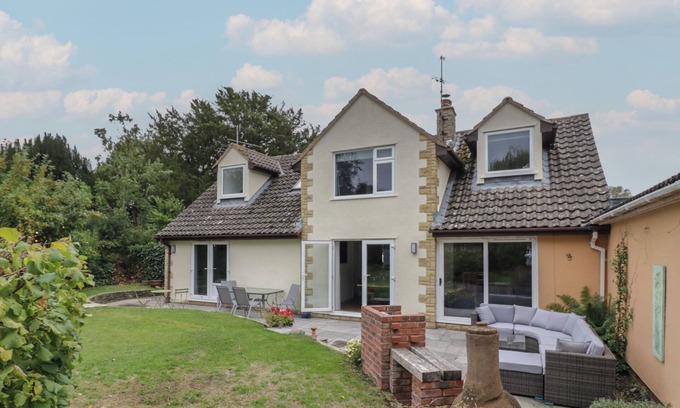 Peopleton Cottage | HARRAN, pet friendly, with hot tub in Peopleton