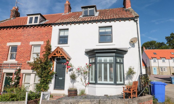Briggswath Cottage | HARRIET'S COTTAGE, pet friendly, with open fire in Briggswath