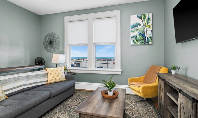 East Hillside Apartment | Harris House | Suite 4 | On Medical Campus