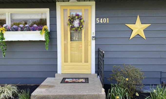 Paxtonia House | HARRISBURG HERSHEY PARK GIANT CENTER FARM SHOW PETS WELCOME GATED YARD SAFE FUN