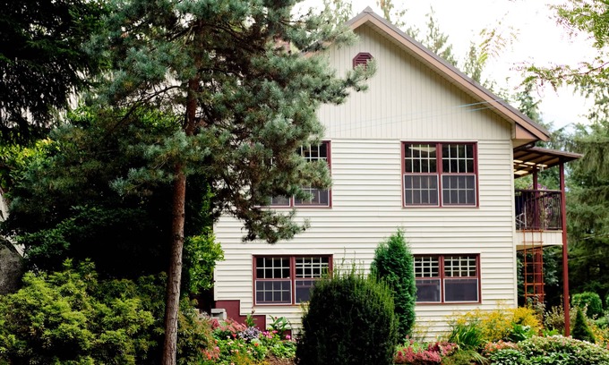 Kent House | Harrison Hot Springs: Vacation Rentals in South Garden