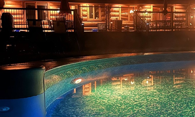 Kent Ski Chalet | Harrison Oak Chalet/5 minutes to Harrison Lake, with game room & deck