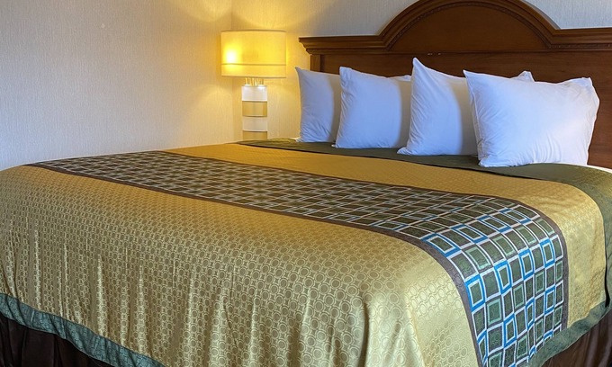 Harrisonville Hotel | Harrisonville Inn & Suites